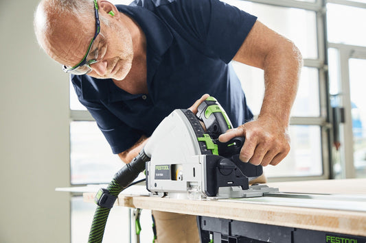 Festool TS 55 FEBQ-Plus Tauchsäge beim Tauchschnitt in Holz, Handanwendung mit Führungsschiene