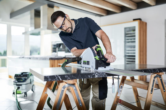 Festool CLEANTEC CTL 26 EI AC Absaugmobil im Einsatz beim Sägen mit Festool Tauchsäge an Werkstück auf Arbeitstisch