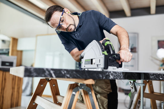 Festool Kreissäge beim Schneiden von Holz mit Kreissägeblatt, Handschuhe und Schutzbrille