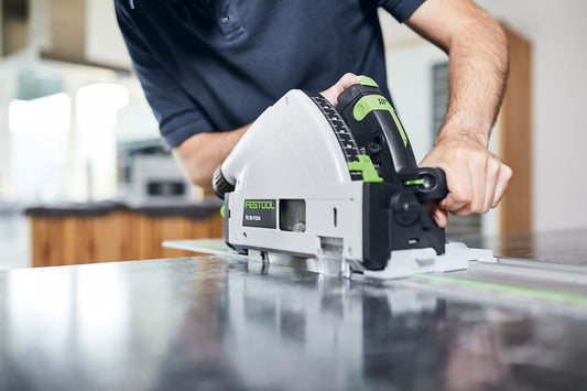 Festool TS 55 FEBQ-Plus-FS Tauchsäge bei Tauchschnitt auf Werkstück, Anwendungsbeispiel