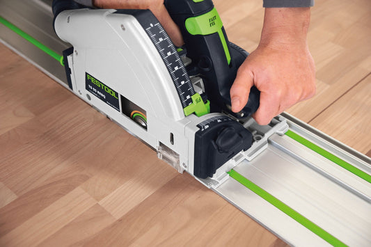 Festool Tauchsäge TS 55 mit Führungsschiene auf Holzoberfläche, Anwendungsbeispiel präzises Sägen.