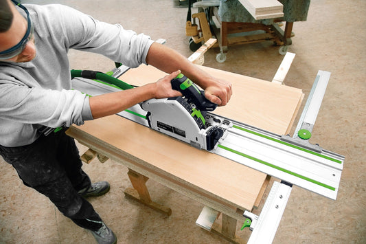Festool Führungsschiene mit Handkreissäge beim Feinschnitt in Holzplatte, präzise Schnittführung