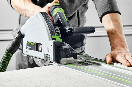 Festool Tauchsäge TS 55 mit Diamant-Kreissägeblatt beim Sägen von Gipsplatte mit Führungsschiene