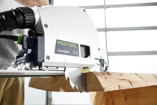 Festool TS 60 KEBO Kreissäge mit Kreissägeblatt beim Längssägen in Holz