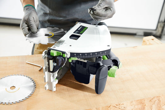 Festool TS 60 KEBQ-Plus Tauchsäge im Einsatz beim Sägen von Holz mit Führungsschiene und Sägeblatt