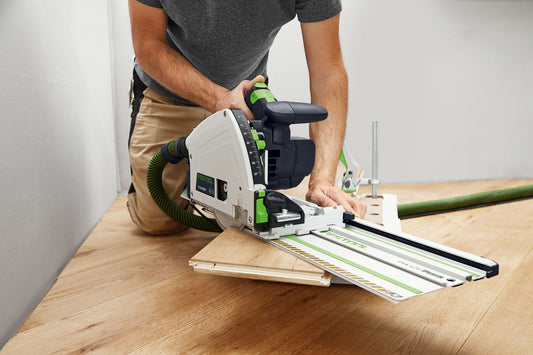 Festool FSK 670 Kappschiene im Einsatz beim präzisen Winkelschnitt an Holzplatte mit Führungsschiene