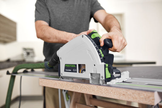 Festool TS 60 KERO Kreissäge mit Führungsschiene beim Längenschnitt in Holz, Anwendungsbeispiel