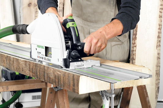 Festool Handkreissäge beim Längschnitt in Vollholz mit Kreissägeblatt und Führungsschiene