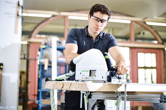 Festool Tauchsäge TS 75 EBQ-Plus beim Tauchschnitt in Holz in Werkstatt, weißes Gehäuse mit grünen Akzenten