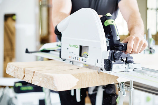 Festool Handkreissäge beim Schneiden von Holz mit Kreissägeblatt WOOD UNIVERSAL HW