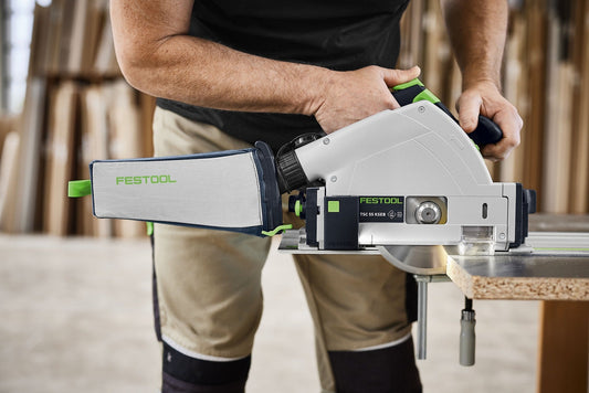 Festool Staubfangbeutel SB/2-TSC/HKC an Akku-Säge montiert, Handgriff-Montage zur staubarmen Arbeit
