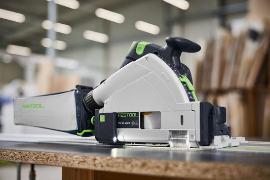 Festool Lichtmodul LM-TS/TSC LED-Anstecklicht an Tauchsäge montiert, schattenfreie Ausleuchtung Sägebereich