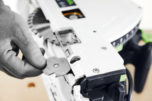 Festool Vorritz-Sägeblatt UNIVERSAL DIA 47, Diamantbestückung, in Arbeitsposition mit Schutzhandschuh