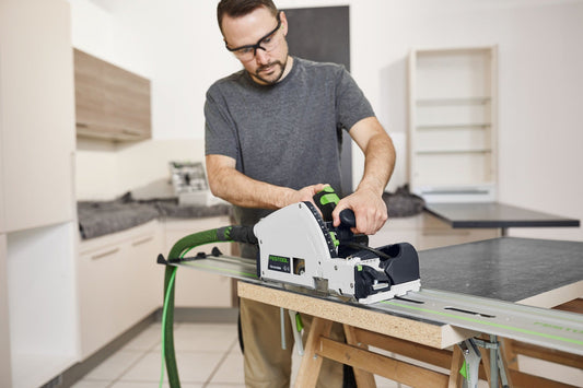 Festool TSV 60 KEBQ-Plus-FS Tauchsäge mit Vorritzer bei Anwendung auf Werkstück mit Führungsschiene