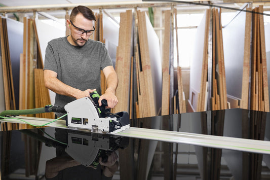 Festool TSV 60 KEBQ-Plus Tauchsäge mit Vorritzer beim Schneiden von Holz in Werkstatt