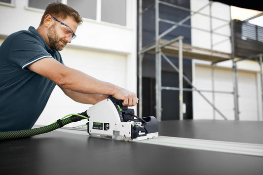 Festool TSV 60 KEBQ-Plus-FS Vorritzer-Tauchsäge mit Führungsschiene im Einsatz beim Schneiden von Werkstücken