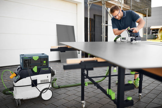 Festool CLEANTEC CTL 26 EI Absaugmobil in Anwendung beim Sägen mit vernetztem Elektrowerkzeug und Absauganlage
