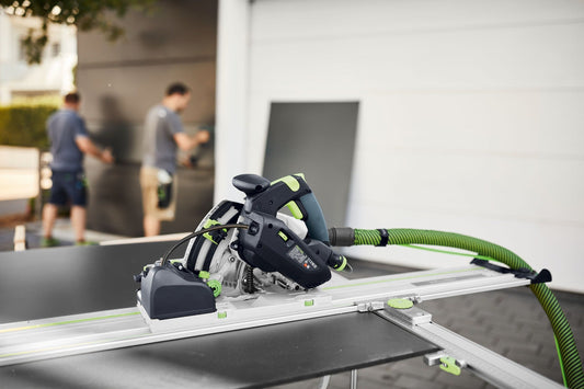 Festool TSV 60 KEBQ Vorritzer-Tauchsäge auf Führungsschiene mit grünem Absaugschlauch und Kappschiene