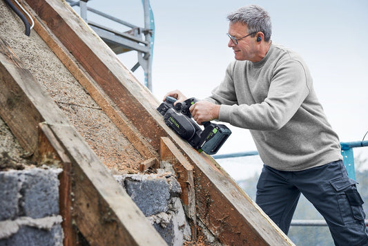 Festool HLC 82 Akku-Hobel wird an rauen Holzoberflächen angewendet, Hobelbreite 82mm
