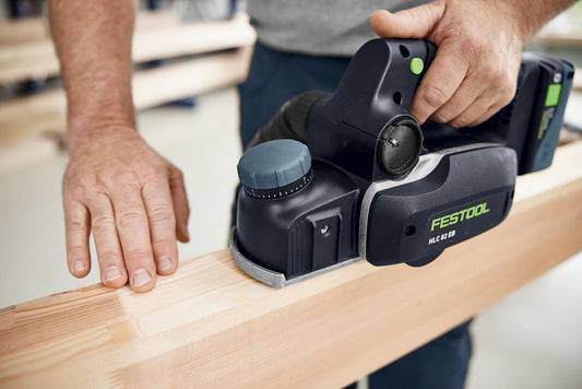 Festool HLC 82 Akku-Hobel mit Spiralmesser HW 82 SD bei der Anwendung auf Holzbrett