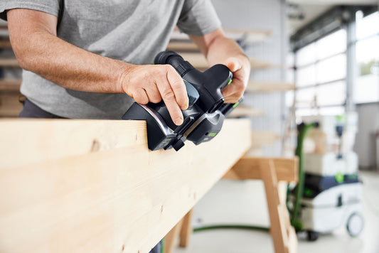 Festool Fasensohle FNS-HLC 82 im Einsatz beim Fasen an Holzbalken mit Akku-Hobel HLC 82