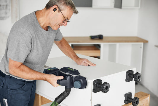Festool HLC 82 EB Akku-Hobel mit Zubehör und Wechselmessersystemen auf Werkbank, Anwendungsbeispiel