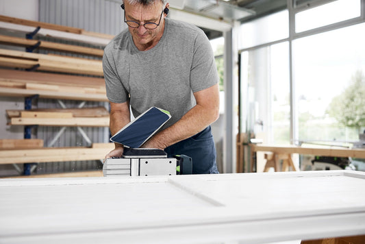 Festool Parallelanschlag PA-HLC 82 wird von Handwerker an Hobel montiert zur präzisen Falzarbeit