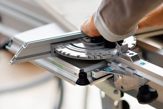 Festool PRECISIO CS 50 EBG-FLR Tischzugsäge mit Sägeblattwechsel und Zuggriff in Anwendung
