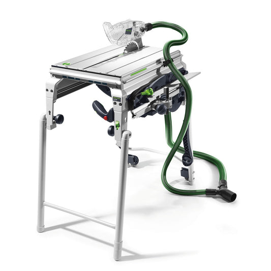 Festool Tischzugsäge PRECISIO CS 50 EBG mit Zugfunktion, Sägeblatt und grünem Absaugschlauch auf Arbeitstisch.