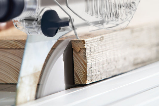 Festool PRECISIO CS 70 EBG Tischzugsäge beim Kappschnitt durch Holzleiste mit schwenkbarem Sägeblatt