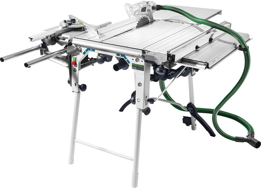 Festool CS 70 Schiebetisch ST 650 mit Tischzugsäge und grünem Absaugschlauch in Vorderansicht.