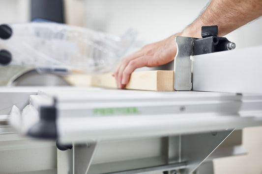 Festool Anschlagreiter WA-AR montiert am Winkelanschlag, Anwendung beim Schneiden von Holzwerkstücken