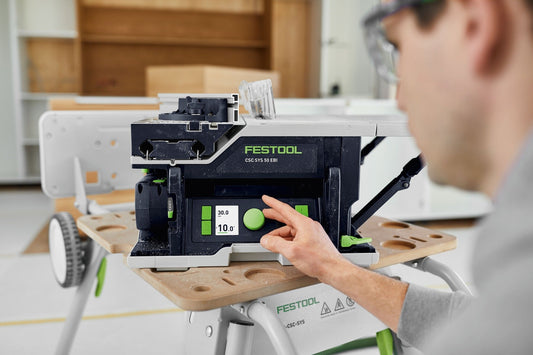 Festool CSC SYS 50 EB Akku-Tischkreissäge mit digitalem Display, Bedienung von Hand während Schnittarbeit an Holzwerkstück