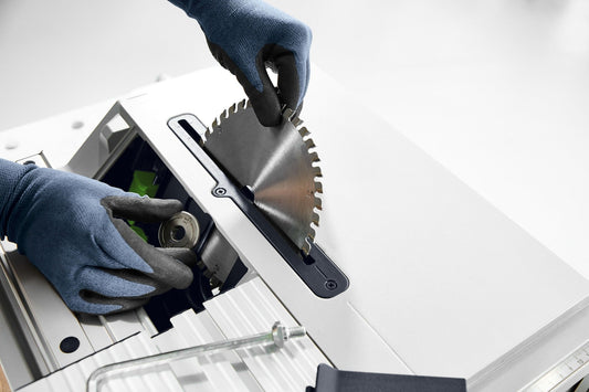 Festool Kreissägeblatt-Set KSB-SORT/3 W Auswechslung Sägeblatt an Tischkreissäge mit Schutzhandschuhen