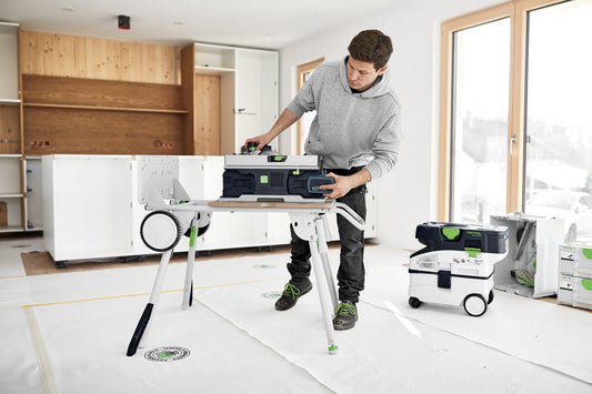 Festool CSC SYS 50 EB Akku-Tischkreissäge im Einsatz mit Systainer und Zubehör auf Werkbank