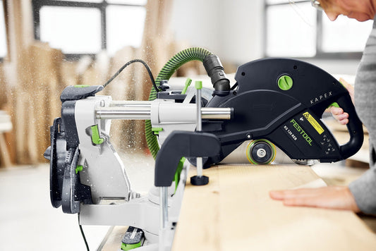 Festool KAPEX KS 120 REB-Set-UG Kapp-Zugsäge beim Sägen mit grünem Laser im Einsatz