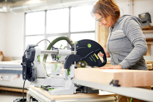 Festool KAPEX KS 120 REB Kapp-Zugsäge bei Anwendung, Frau sägt Holz mit Doppellinien-Laser