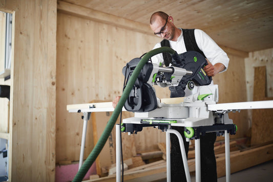 Festool KS 120 Kapp-Zugsäge auf UG-KAPEX Untergestell mit Absauganlage bei Schnittarbeiten an Holz