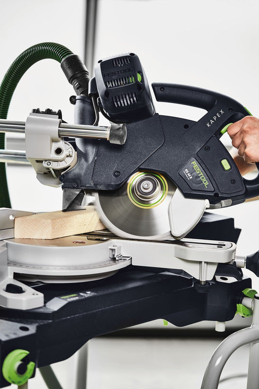 Festool KAPEX KS 60 E-Set Kapp-Zugsäge beim Sägen von Holz, Sägeblatt und Motor sichtbar