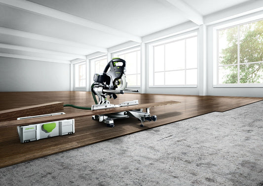 Festool KAPEX KS 60 E Kapp-Zugsäge beim Längssägen von Holzbrett mit Systainer und Wasserwaage auf Baustelle