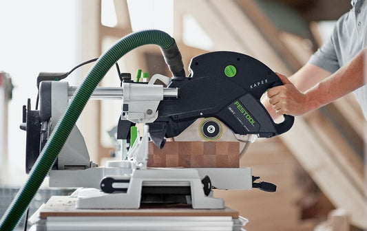 Festool KAPEX Kapp-Zugsäge auf MFT Multifunktionstisch mit grünem Absaugschlauch in Anwendung
