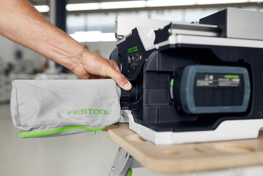Festool Staubfangbeutel SB-CSC SYS wird an Akku-Tischkreissäge montiert, Anwendungsansicht