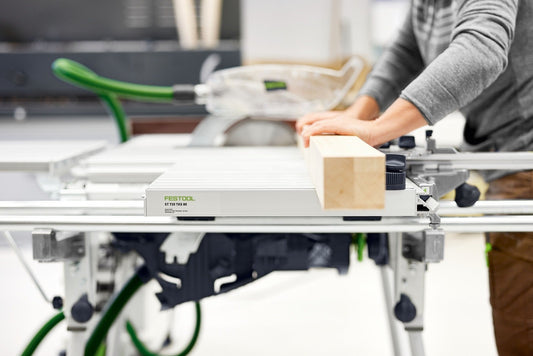 Festool Schiebetisch ST 730 TKS 80 bei Anwendung mit Holzwerkstück auf Schneidetisch