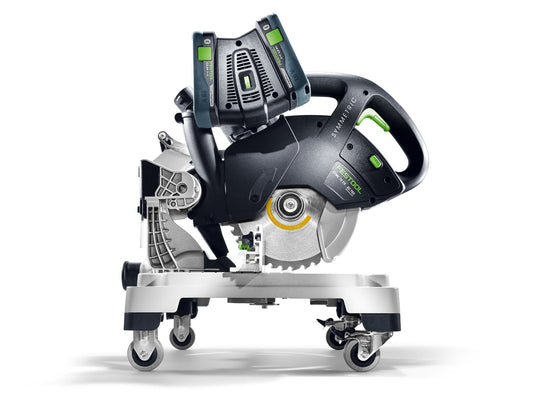 Festool SYMMETRIC SYMC 70 EB-Basic Akku-Leistensäge mit Doppelakku-System, Sägeblatt und Fahrwagen.