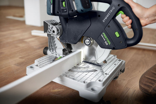 Festool Kreissägeblatt WOOD FINE CUT HW in Anwendung beim präzisen Querschnitt in Holz mit Führungsschiene