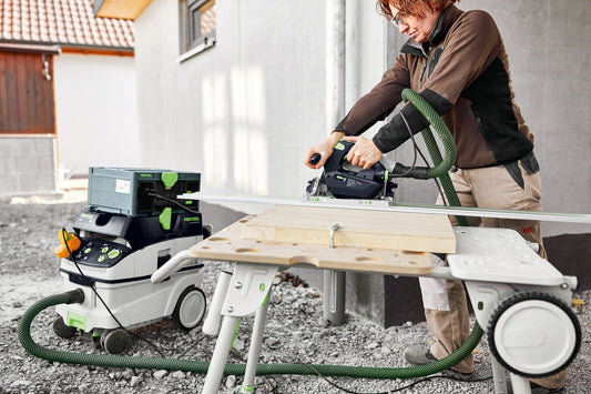 Festool Tauchsäge TS 60 KEBQ-Plus-FS bei Tauchschnitt in Holz mit Führungsschiene und Absauganlage
