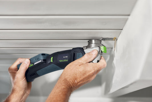 Festool Elektroschleiffer mit digitalem Display bei der Anwendung an Deckenleiste