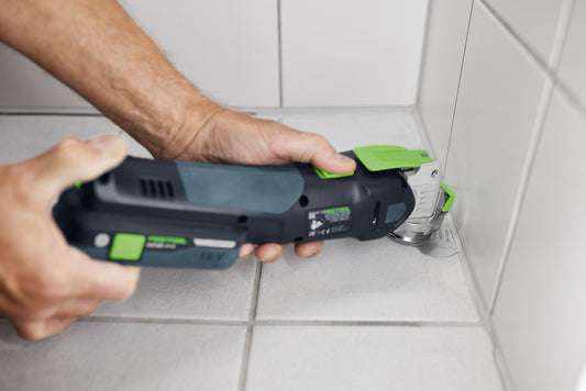 Festool Silikon-Schneidmesser SSM 70/OSC beim Entfernen von Silikonfugen an Fliesen in Anwendung