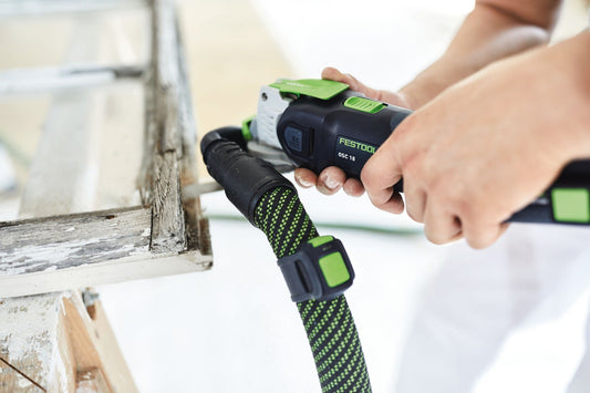 Festool OSC 18 Akku-Oszillierer mit Absaugvorrichtung OSC-AV bei Anwendung an Holzrahmen für staubarmes Sägen