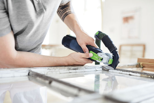 Festool Segment-Sägeblatt SSB 32/OSC bei Anwendung zum Entfernen von Fensterkitt mit Oszillierer